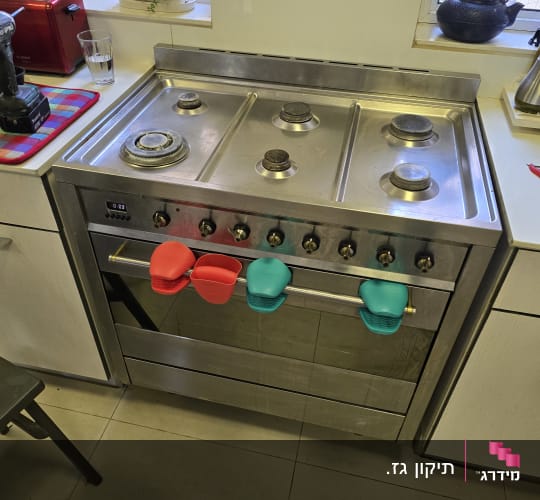 תנור גז עם כפתורים ומחזיקי סיליקון צבעוניים